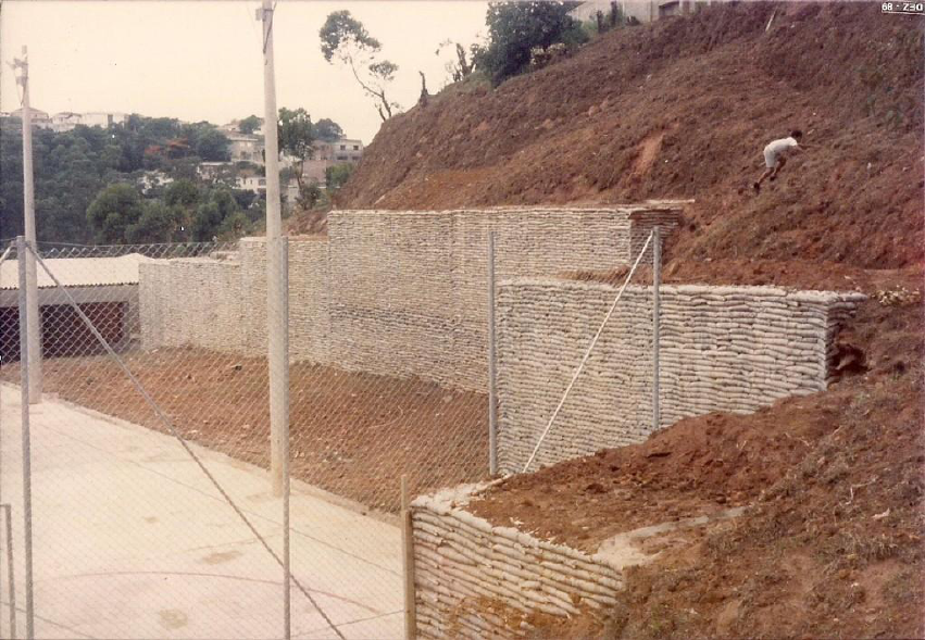 5.Muro de arrimo com pedra bruta para segurar o talude do terreno da  residência até a rua, sendo muro com certo…