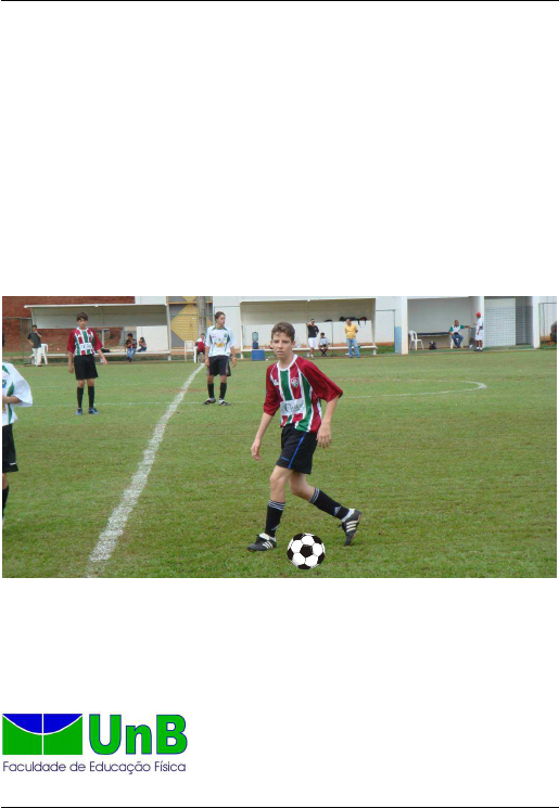 Em uma cobrança de falta em um jogo de futebol, o jogador tenta fazer com  que a bola faça um trajeto curvo, se desviando da barreira de jogadores  entre o ponto de
