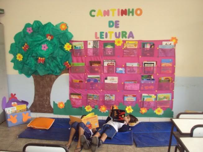 Na sala de aula - Cantinho da Criança