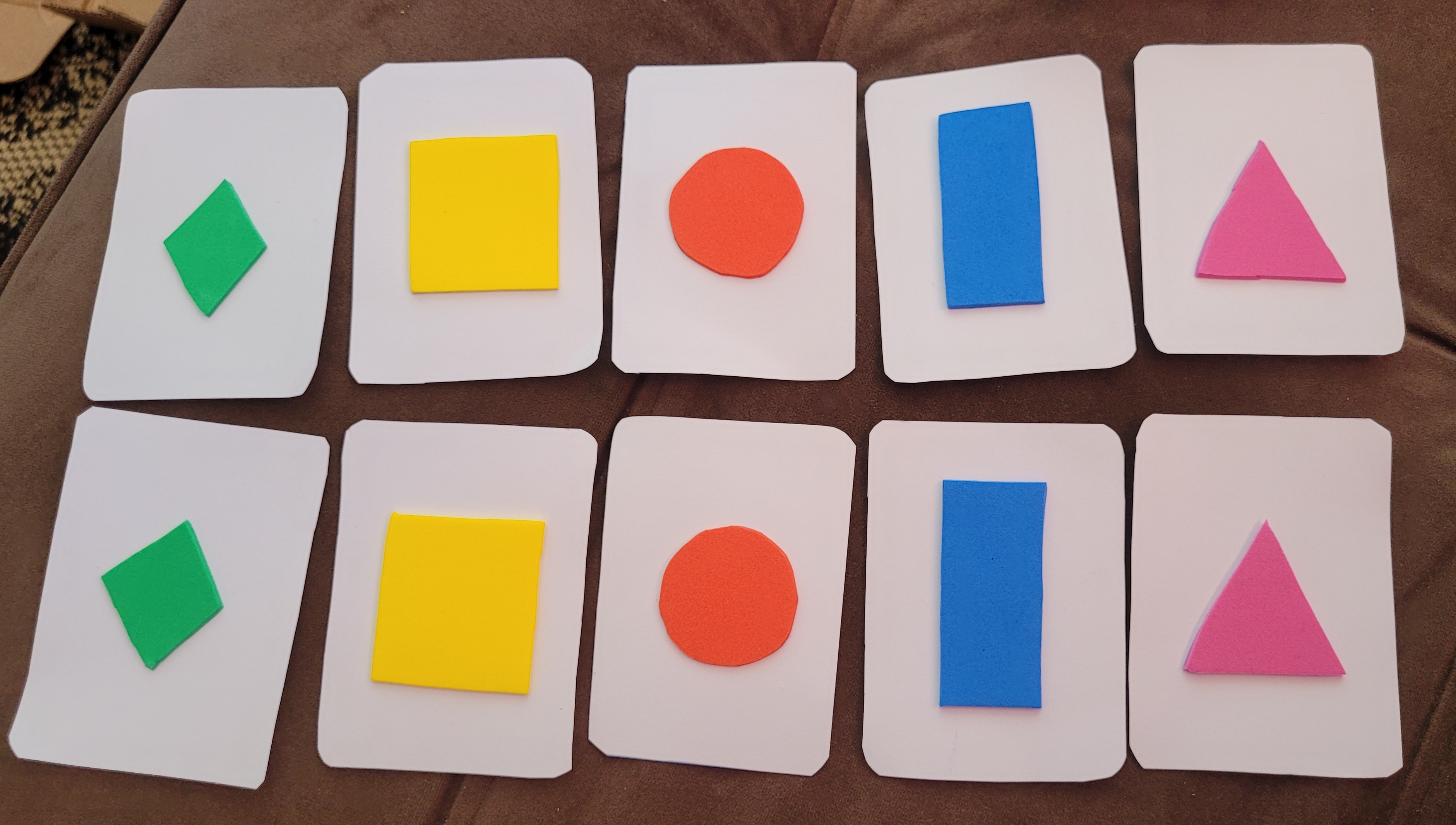 Formas geométricas do jogo da memória de cores diferentes, cartões