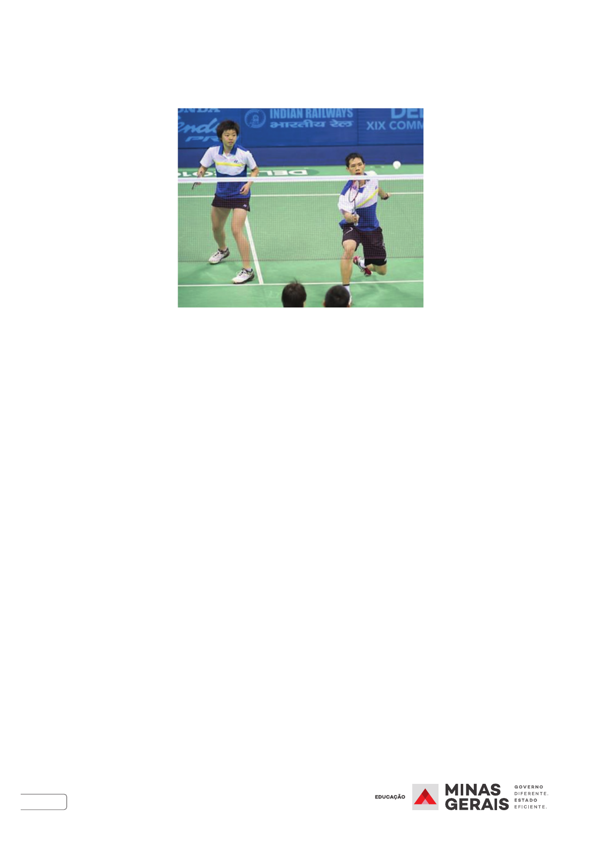 Captura aproximada da mão do tenista masculino segurando a bola de tênis e  o jogo de partida da raquete ou servindo a bola durante a partida